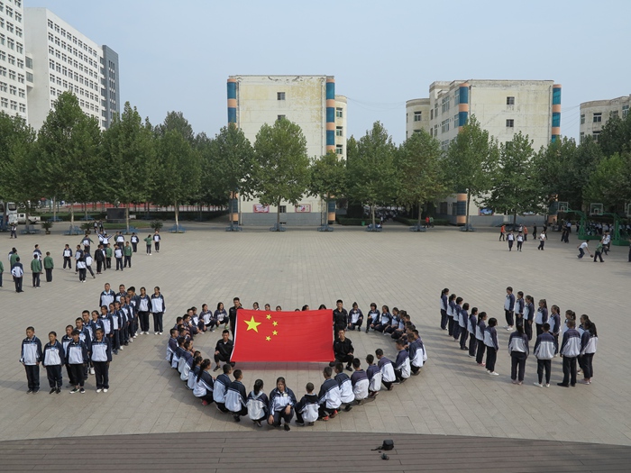我和国旗合影 信息技术系 晋城技师学院
