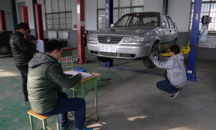 汽车工程系首批汽车维修(高级)工考试圆满落幕