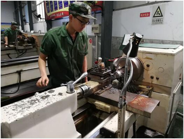 个人赛——凭感定寸和零件车削加工;团体赛——拆装三爪卡盘三个项目