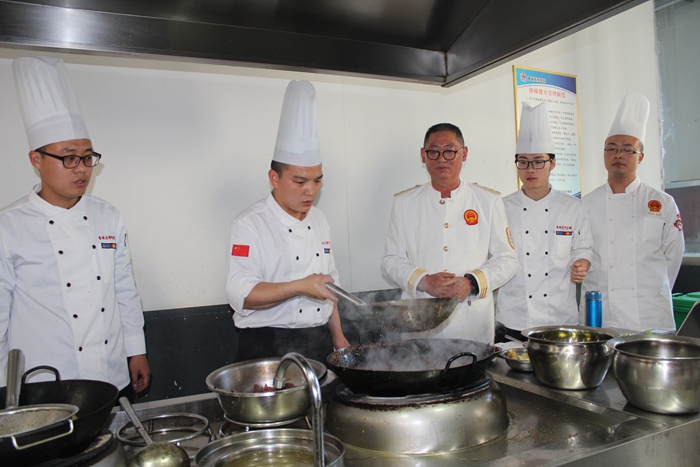 陈昌林大师现场教授龙虾的制作方法本次讲座是餐饮服务系增进校企合作