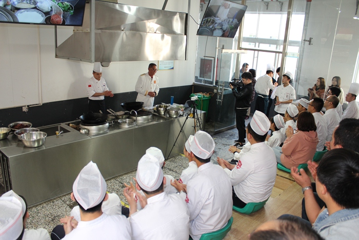 陈昌林是中国资深烹饪大师(注册),国家高级烹调师,国家职业技能竞赛