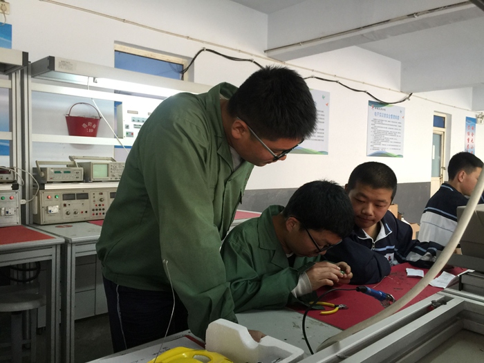 春意盎然中遥控汽车焊接活动圆满结束